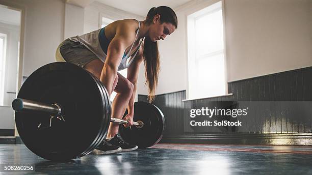 preparing for a deadlift - deadlift stockfoto's en -beelden