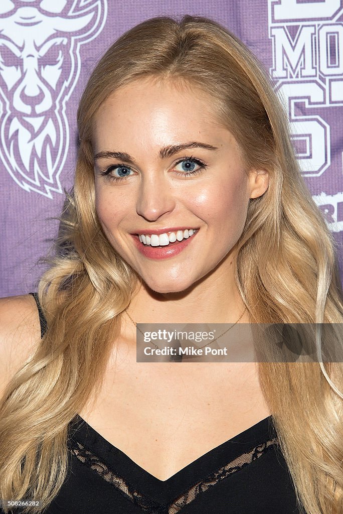 Actress Lindsey Sporrer attends the "Blue Mountain State The Rise of(02)