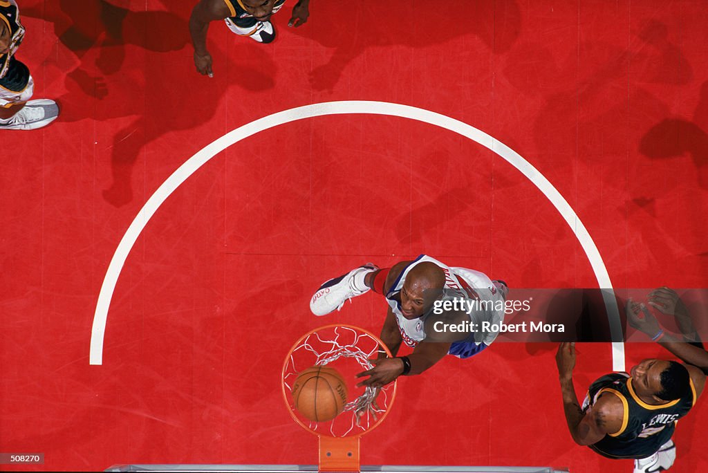 Lamar Odom dunks the ball