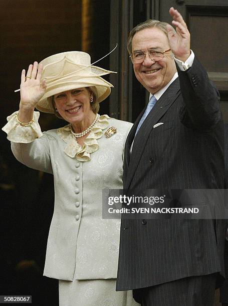 King Constantine of Greece and Queen Anna Maria wave as they arrive at the Copenhagen City Hall 12 May 2004 for a reception held for Danish Crown...