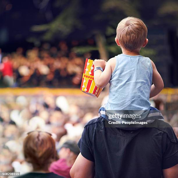 snacks und unterhaltung - festival goer stock-fotos und bilder