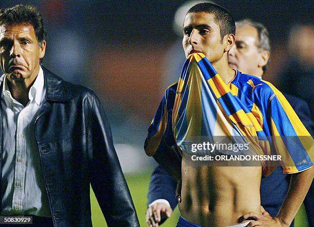 El tecnico Miguel Angel y Moreira del equipo argentino de Rosario Central reaccionan tras la derrota ante el Sao Paulo el 12 de mayo de 2004, en Sao...