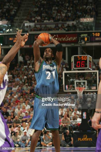 Kevin Garnett of teh Minnesota Timberwolves shoots against the Sacramento Kings in game four of the Western Conference semifinals during the 2004 NBA...