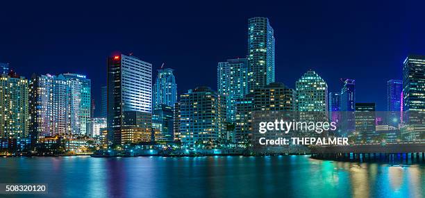 panorama von miami bei nacht - miami stock-fotos und bilder