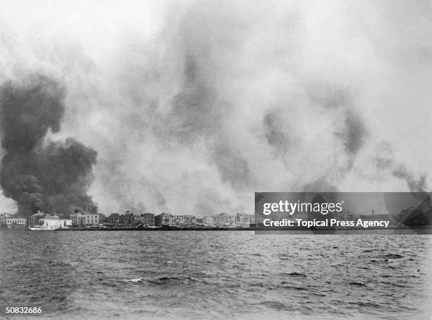 The destruction of Smyrna , during the Turkish war with Greece, September 1922.