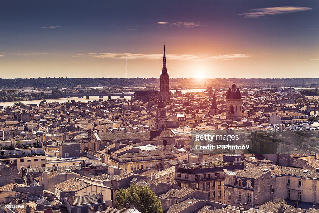 Vue aérienne de Bordeaux au coucher de soleil
