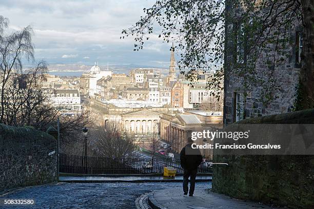 man walking in edinburgh's old town - new town edinburgh stock pictures, royalty-free photos & images