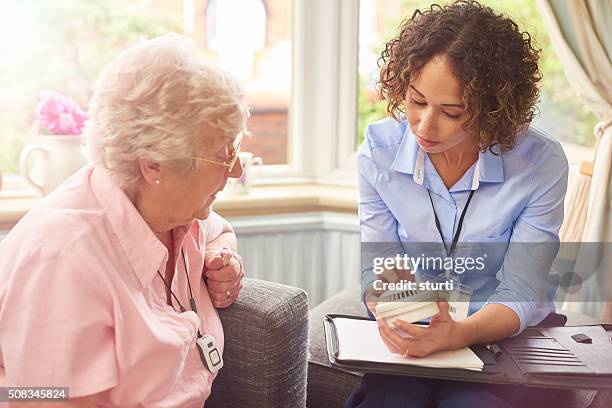 pide dueño de la casa propietario de vivienda para alquilar - detector de humo fotografías e imágenes de stock