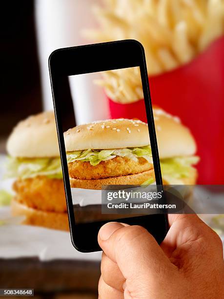 mobile photography of crispy chicken burger - kipburger stockfoto's en -beelden