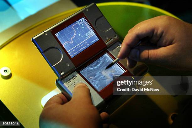 Ds Device 12,097 Nintendo Ds Stock Photos, High-Res Pictures, and Images - Getty ...