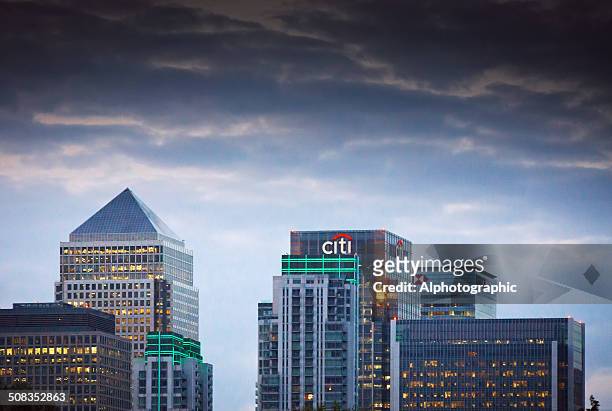london canary wharf skyline bei sonnenuntergang - citigroup stock-fotos und bilder