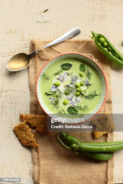 fresh pea soup with crackers - pea soup stock pictures, royalty-free photos & images