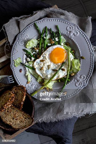 sunny side up egg and sauteed asparagus, healthy breakfast - mirepoix comida fotografías e imágenes de stock