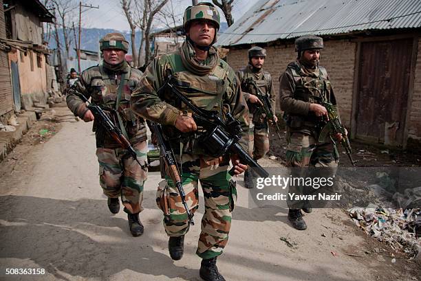 Indian army soldiers storm the area where the suspected rebels are holed up during a gun battle on February 4, 2016 in Khos Mohalla, 15 km north of...