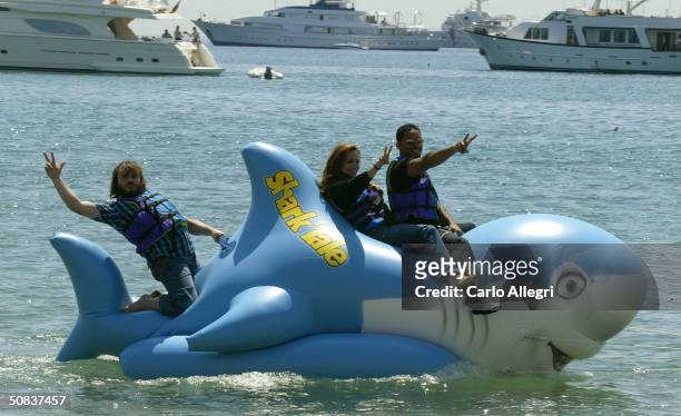 Actors Jack Black, Will Smith and Angelina Jolie participate in a stunt during a photocall for the film "Shark Tale" during the 57th International...