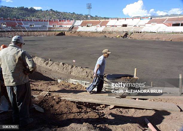 Obreros trabajan el 13 de mayo de 2004 en la remodelacion del estadio Garcilaso de la Vega del Cuzco, a mas de 3,300 metros sobre el nivel del mar....