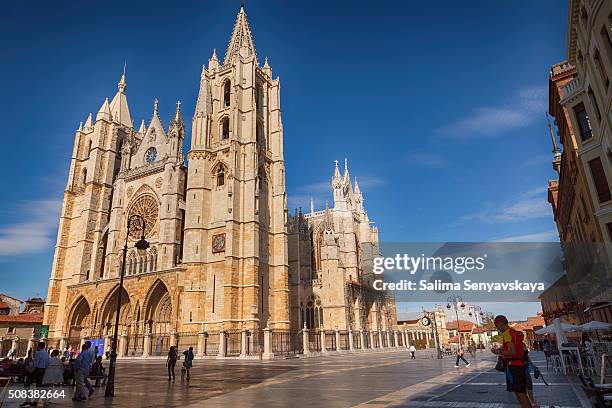 cattedrale di león plaza de regla, leon - leon e foto e immagini stock