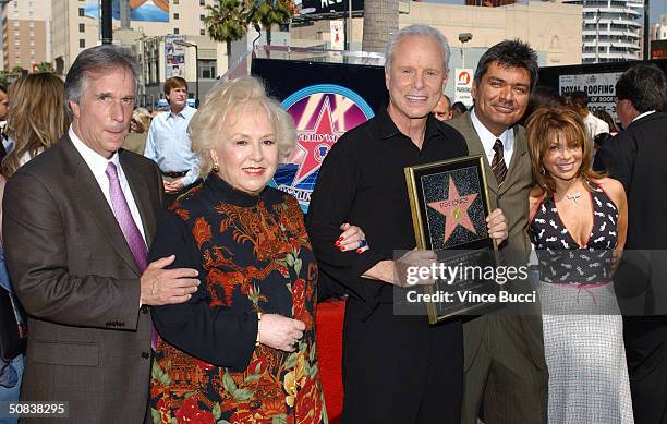 Actors Henry Winkler, Doris Roberts, George Lopez and Paula Abdul pose with long-time Los Angeles television broadcaster Steve Edwards at a ceremony...