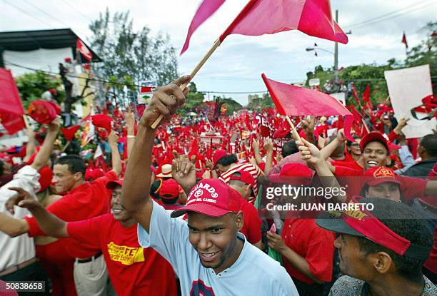 Simpatizantes del candidato a la presidencial del Partido Reformista Social Cristiano Eduardo Estrella, participan en un de cierre de campana...