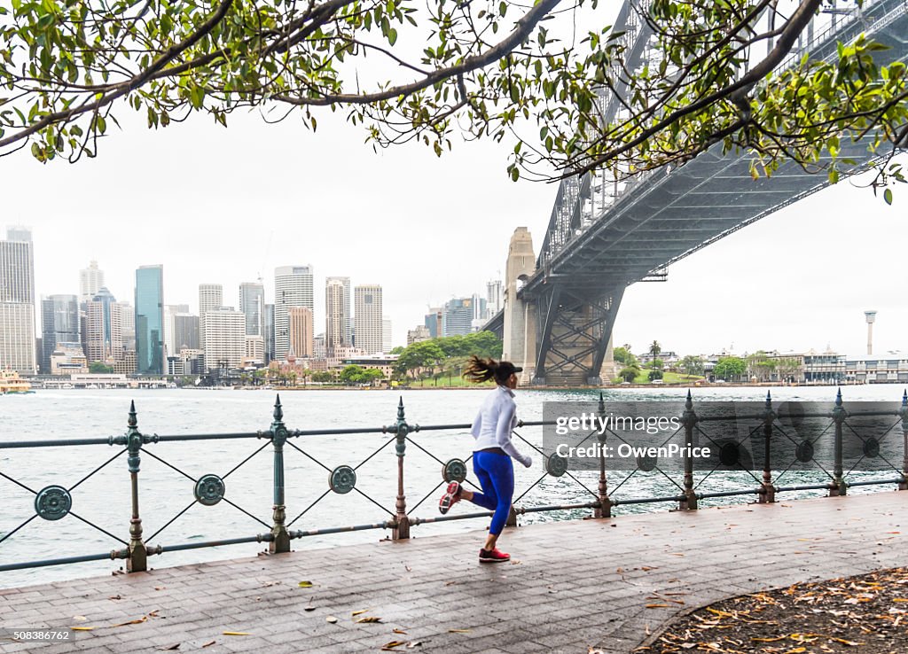 Donna corre sotto il Sydney Porto Ponte