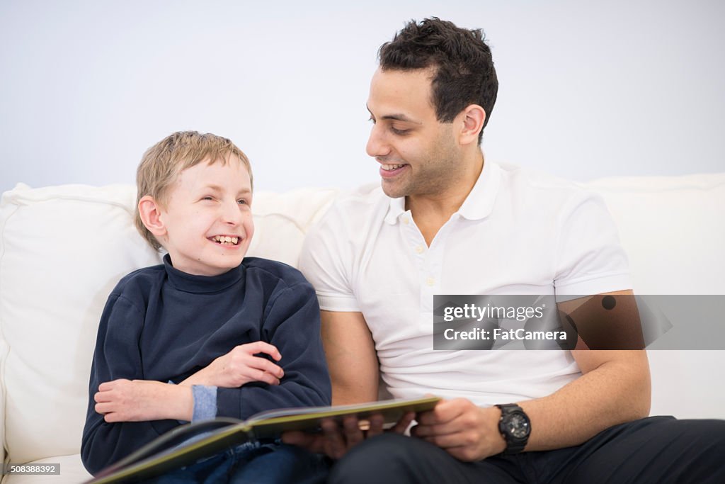 Lecture d'un livre avec des enfants