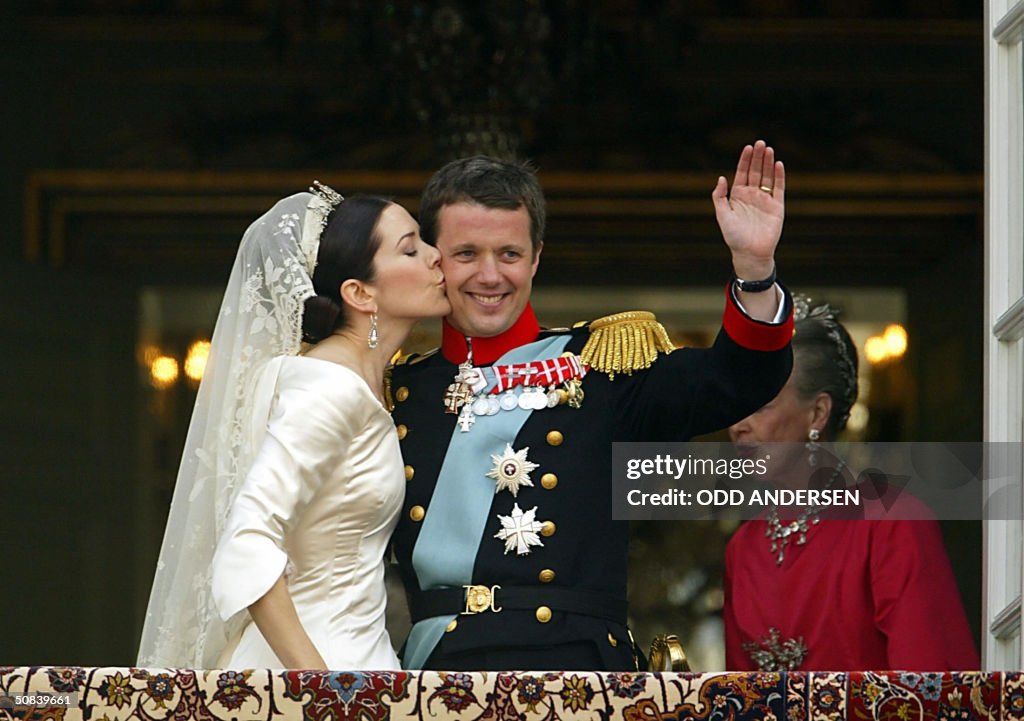 Crownprincess Mary  kisses Crownprince F