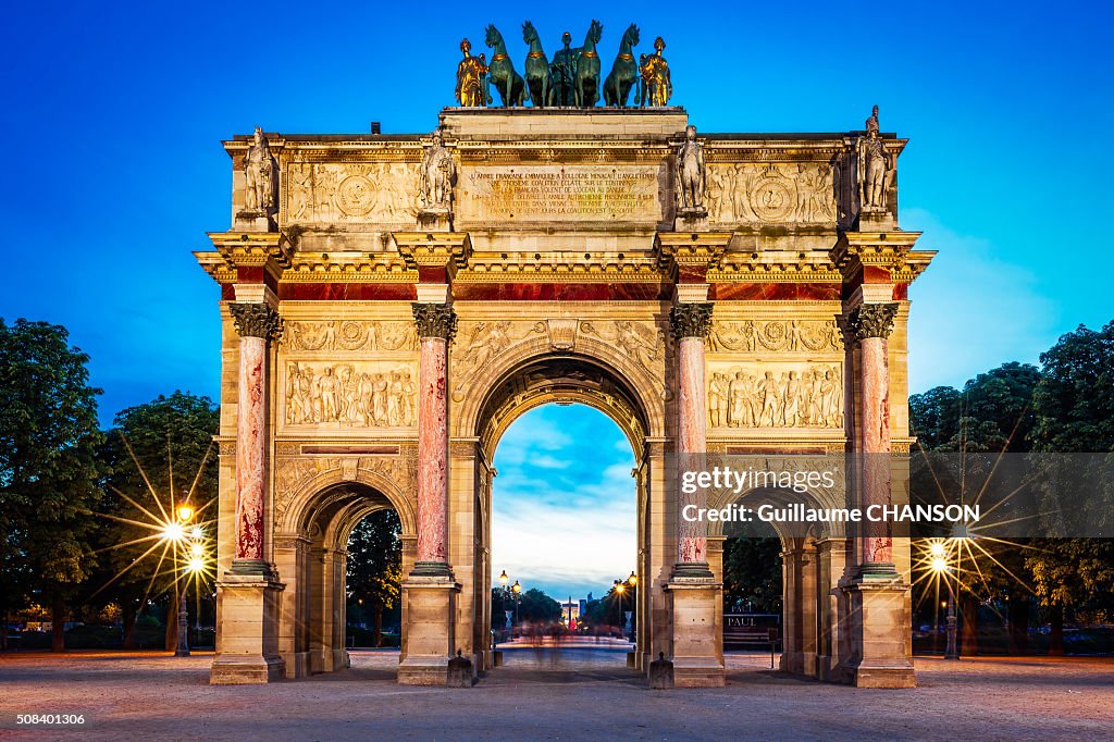 Heure bleue au pied de l'Arc de Triomphe du Carrousel à Paris