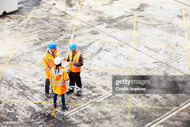 scheduling the movement on the docks - haven stockfoto's en -beelden