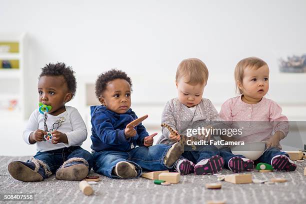 group of toddlers playing together - baby group stockfoto's en -beelden