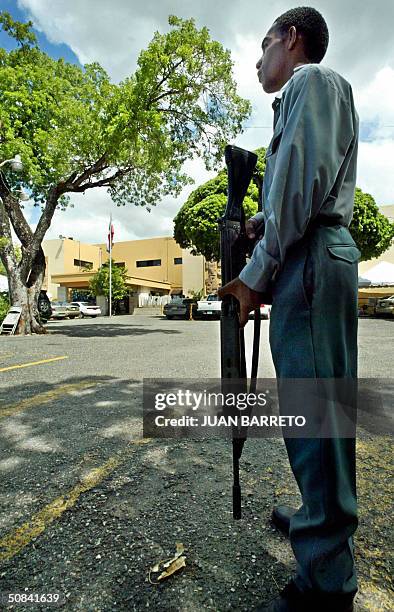 Un integrante del ejercito de Republica Dominicana monta guardia cerca de la Junta Nacional Electoral en Santo Domingo, el 15 de mayo de 2004. Las...