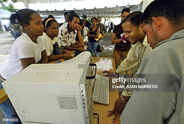 Dominicanos hacen fila para verificar sus datos de votacion en la Junta Nacional Electoral en Santo Domingo, el 15 de mayo de 2004. Las acusaciones...