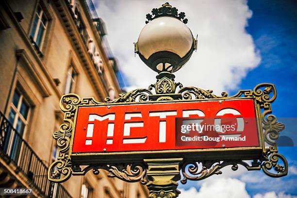 red metro sign, paris, france - paris metro sign stockfoto's en -beelden