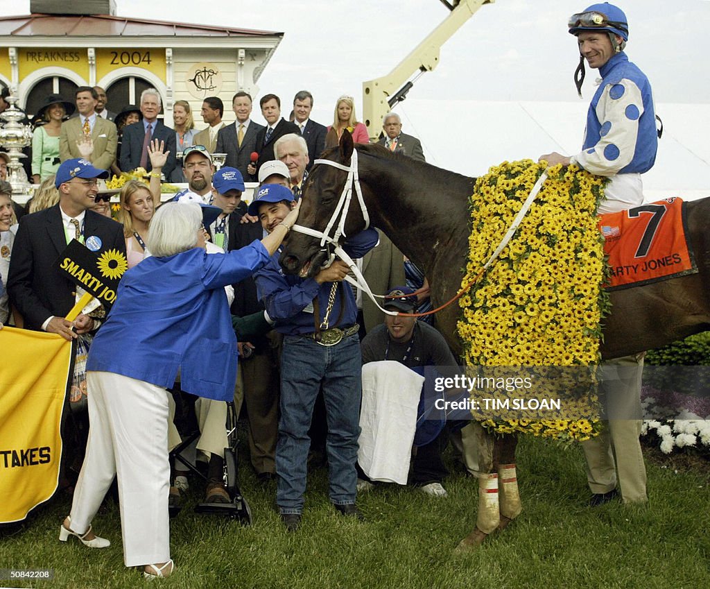 Smarty Jones owner Patricia Chapman pets