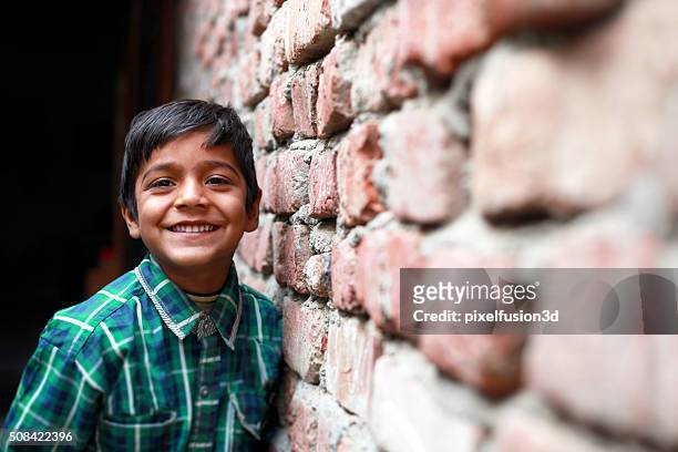 piccolo ragazzo in piedi di ritratto - indian subcontinent foto e immagini stock