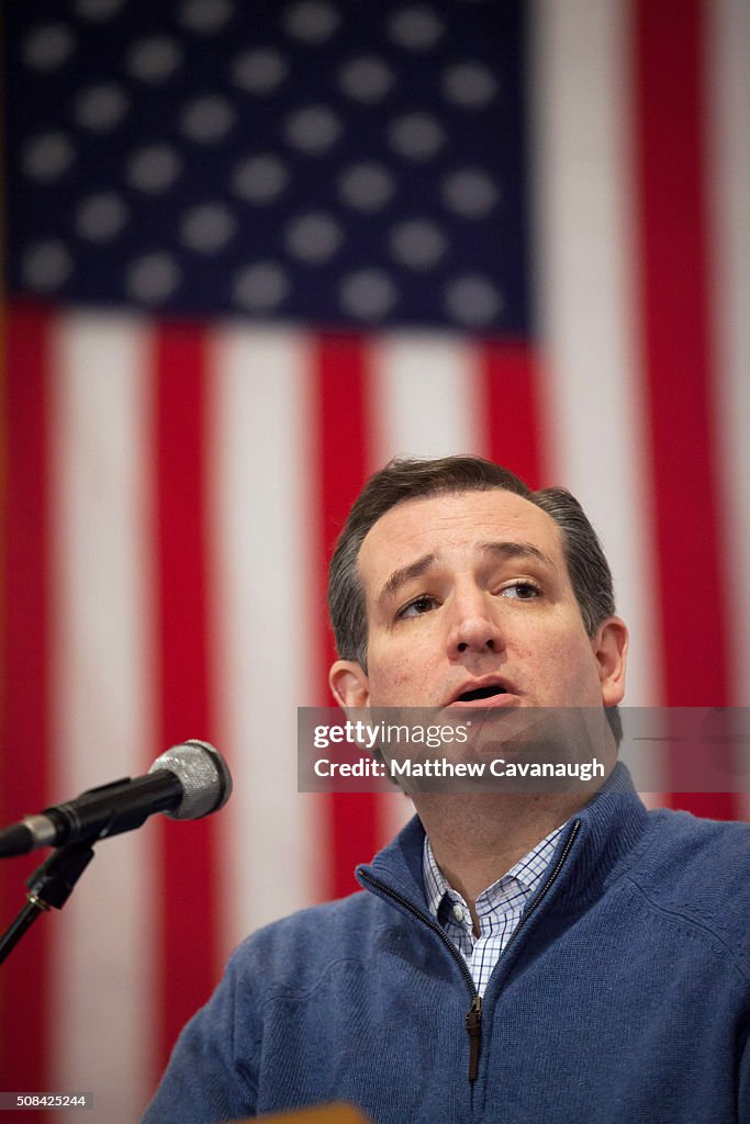 Republican Presidential Candidate Ted Cruz Campaigns In New Hampshire