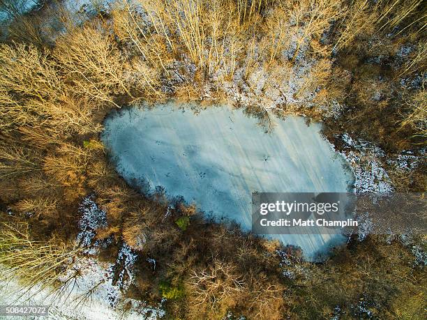 aerial of frozen pond - 斯加內特爾湖 個照片及圖片檔