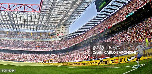 Brescia's Roberto Baggio kicks a corner against AC Milan, during their Italian Serie A football match at San Siro stadium in Milan, 16 May 2004. For...