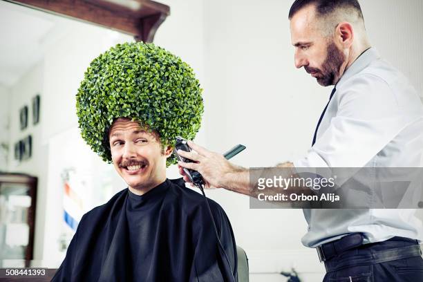 mann in einen barber shop - afro hairstyle stock-fotos und bilder
