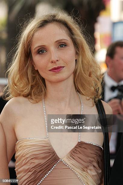 Actress Julie Delpy attends the premiere of movie "Comme Une Image" at the Palais des Festivals on May 16, 2004 in Cannes, France.