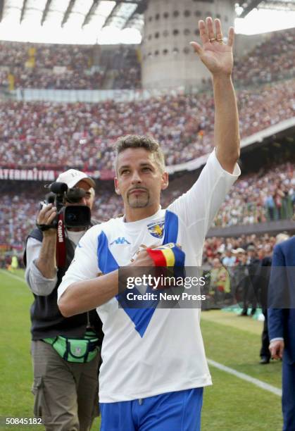 Roberto Baggio of Brescia salutes the crowd after the Serie A match between AC Milan and Brescia on May 16, 2004 in Milan, Italy.