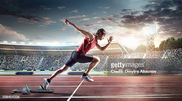 männliche athlet sprint - leichtathletik stock-fotos und bilder
