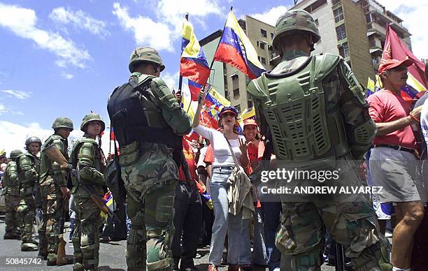 Efectivos de la Guardia Nacional custodian una marcha de simpatizantes al mandatario venezolano Hugo Chavez en Caracas el 16 de mayo de 2004. Miles...