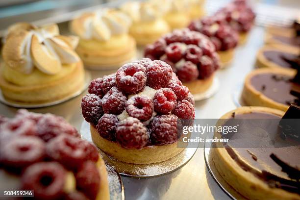 escaparate de postres en una pastelería - tarta postre fotografías e imágenes de stock