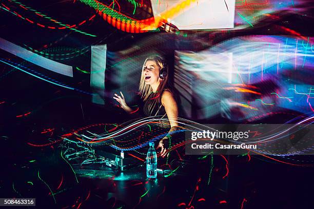 dj, pintura luz - techno fotografías e imágenes de stock