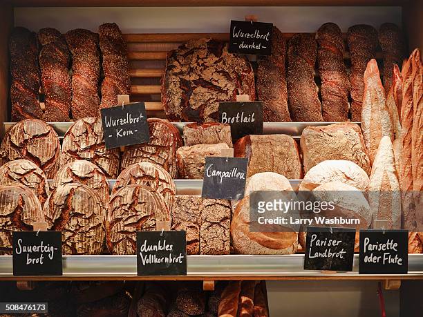 various breads displayed in shelves - loaf of bread 個照片及圖片檔
