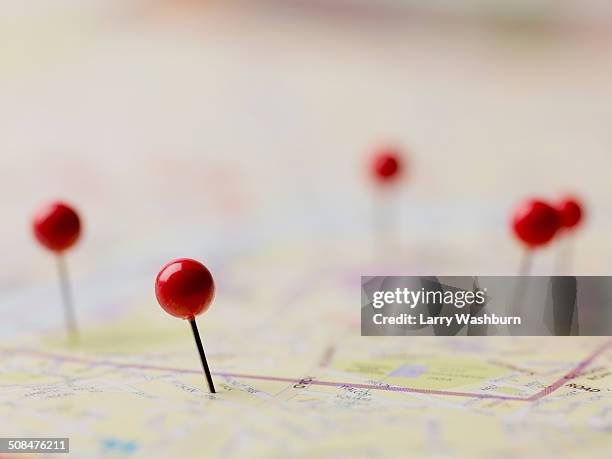 red thumbtacks on map - mapa-de-carreteras fotografías e imágenes de stock
