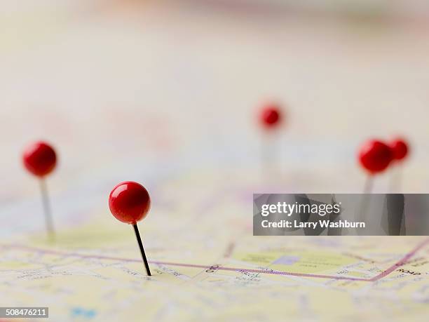 red thumbtacks on map - push pin 個照片及圖片檔