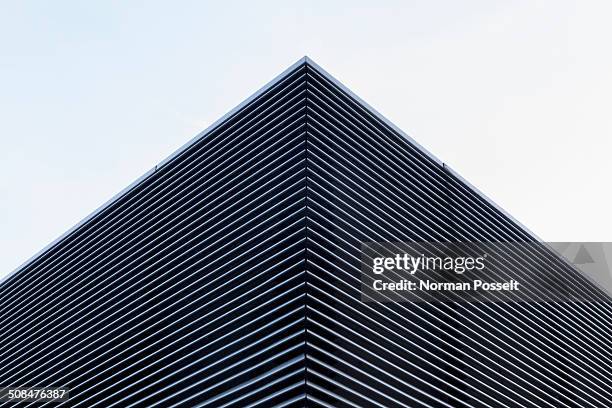 low angle view of building against sky - building low angle stockfoto's en -beelden