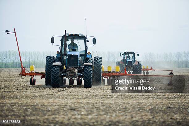combine harvester harvesting field - combine day 2 stockfoto's en -beelden