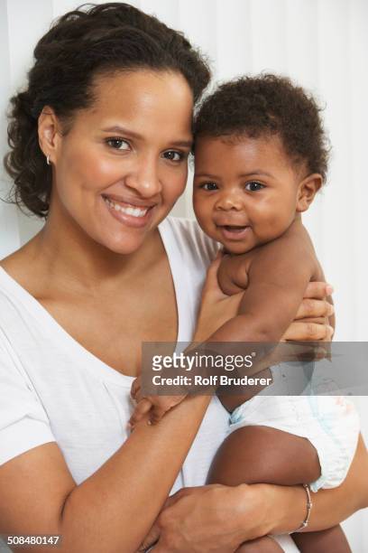smiling mother holding baby - kids in diapers - fotografias e filmes do acervo